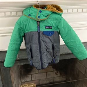 Reversible Tribbles Patagonia green jacket 3T excellent used condition.